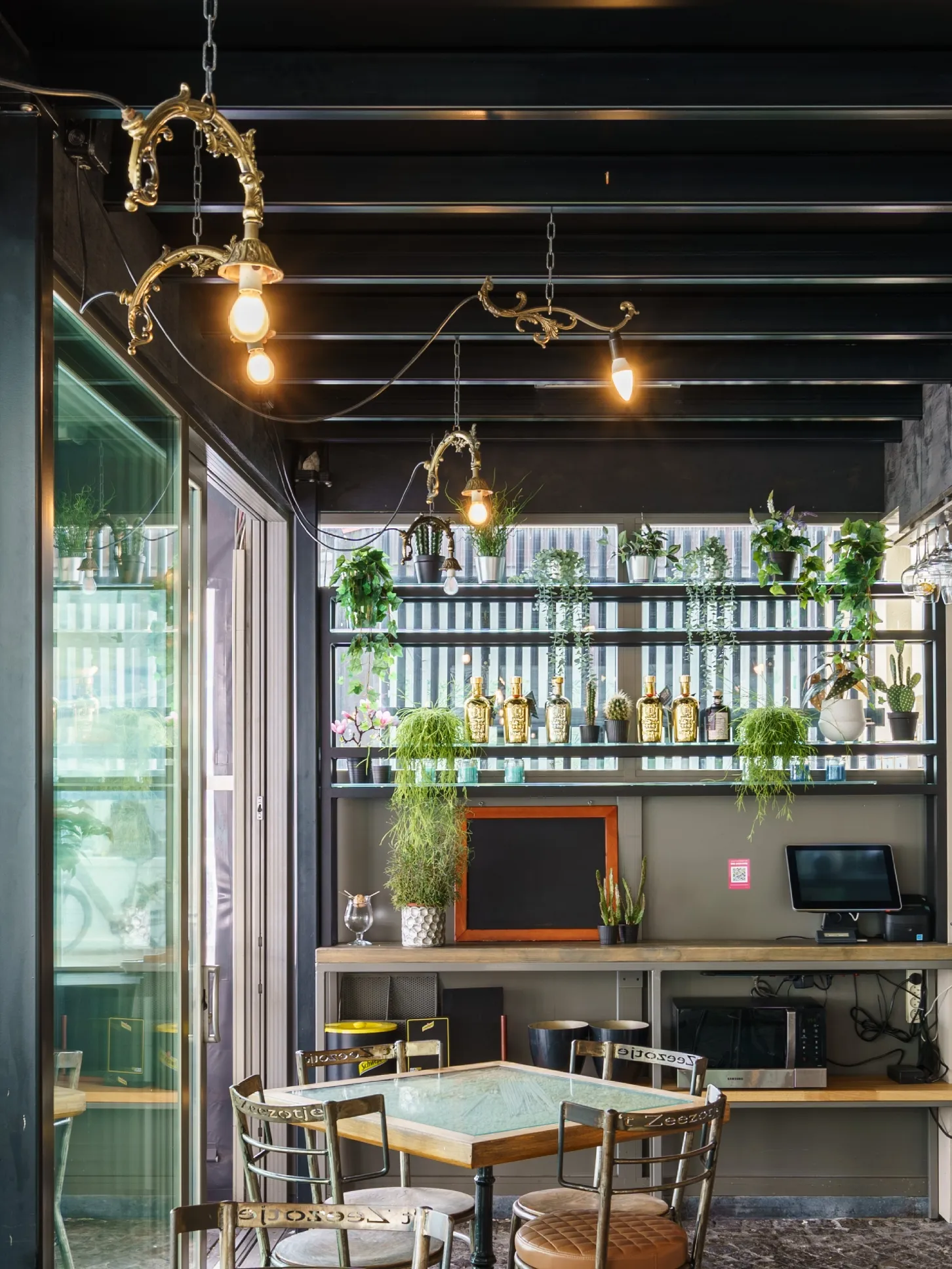 Restaurant interieur met planten en warme verlichting