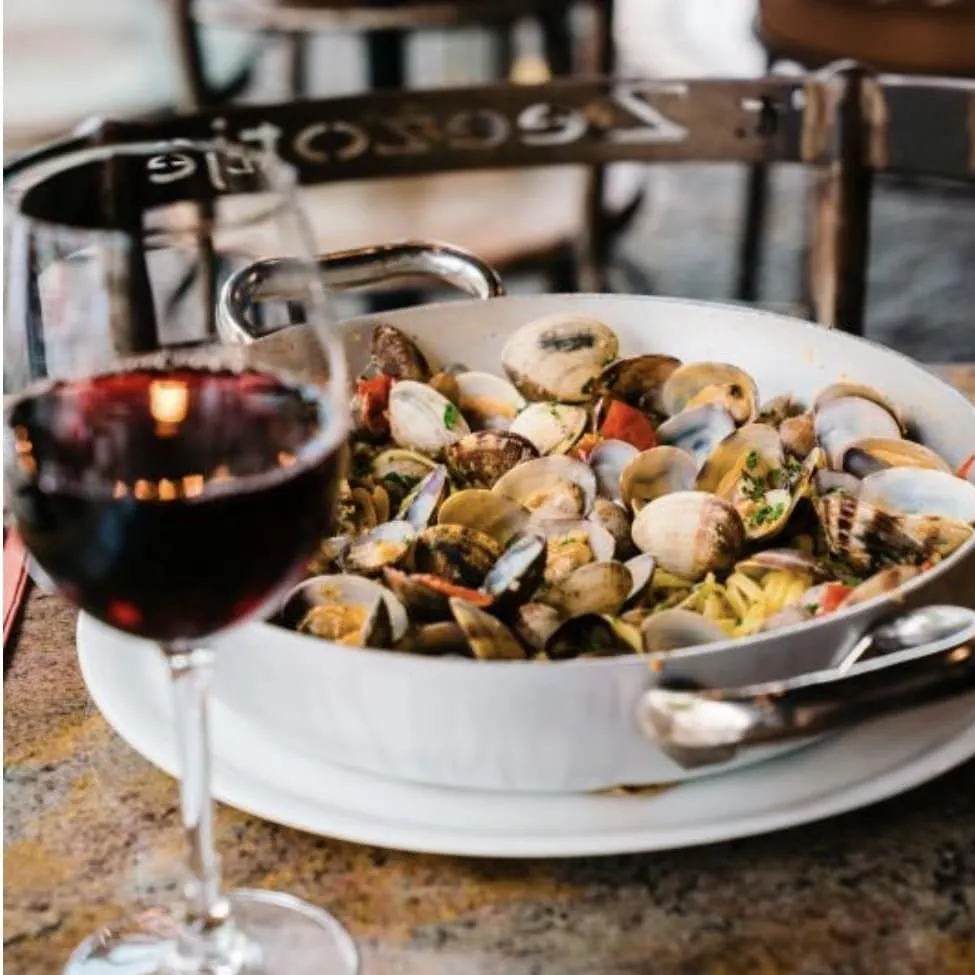 Visgerecht met wijnglas