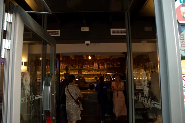 De ingang van 't Zeezotje met zicht op de warm verlichte bar